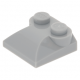LEGO kocka 2x2 tetején kettő bütyökkel és ívelt résszel, világosszürke (47457)
